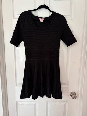 Candie's Black Short-Sleeve Knit Fit-and-Flare Dress Y2K 2000’s LBD Textured